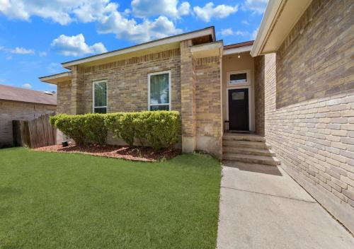 West San Antonio House | Cozy Brick Home