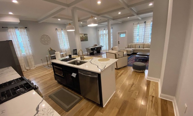Lauraville House | Cozy, Bright and Spacious townhome in Baltimore. Newly Ren.Close to Univ & Hosp