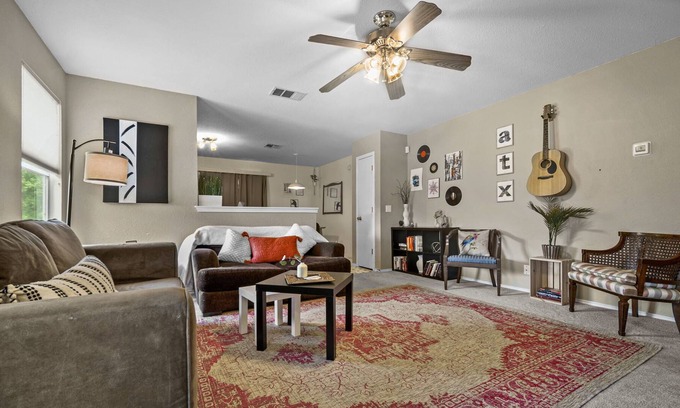 Manor House | Cozy ♥ Budget/Dog Friendly◈ Manor ◈ Yard w/Firepit