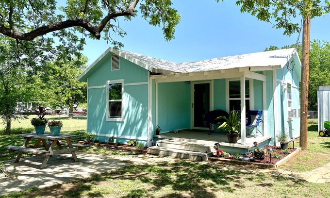 Graford House | Cozy Bungalow, close to the lake.