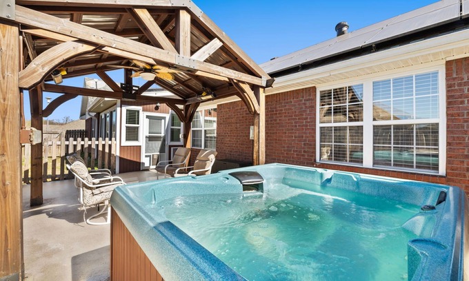 Fayetteville House | Cozy Bungalow-Hot tub-6 mi to UofA & DT-Sleeps 8