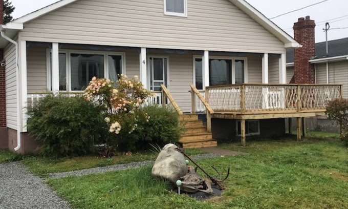 Lewisporte House | Cozy bungalow in downtown Lewisporte, watch the boats come from the front deck.