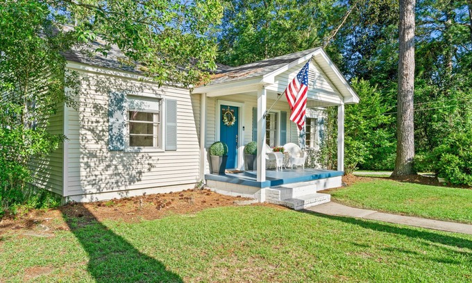 Laurel House | Cozy Bungalow less than 2 miles from downtown Laurel