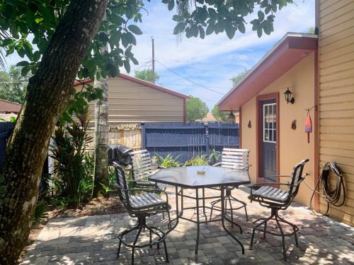 Winter Haven House | Cozy Bungalow