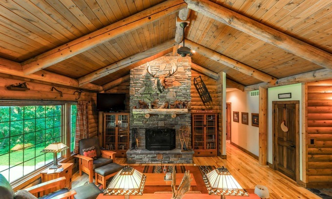Fontana-on-Geneva Lake House | COZY CABIN HALF MILE FROM THE EXCITING FONTANA WATERFRONT!