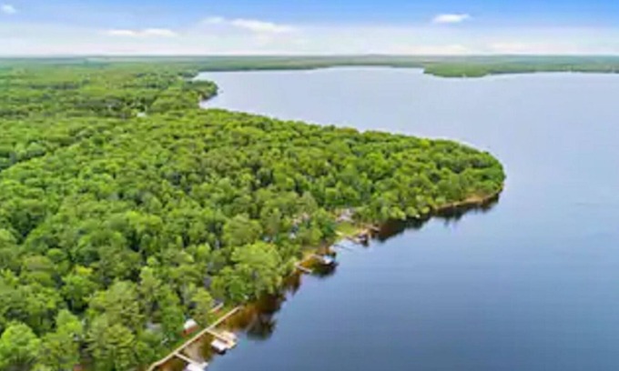 Carp Lake Cabin | Cozy Cabin -1 Min to Lake, BBQ, Firepit & Fast Wi-Fi