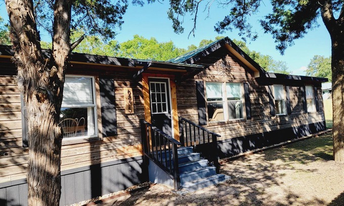 Burton Cottage | Cozy Cabin 5 minutes to Boat Ramp at Sommerville Lake. Pet friendly!