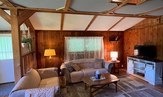 Frankfort Cabin | Cozy Cabin 5 minutes from beach and downtown!