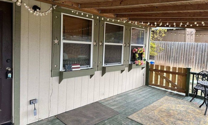 Clifton Cabin | Cozy Cabin by Lake Whitney!