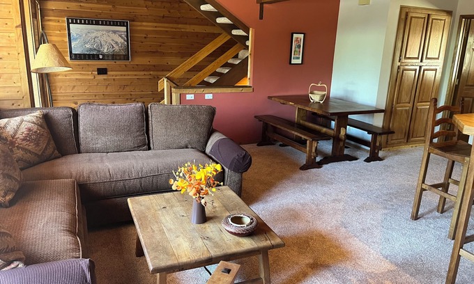 Mammoth Lakes Condo | Cozy Cabin Feel Condo! Ideal Location On A Quiet Cul De Sacn 5% WEEKLY DISCOUNT