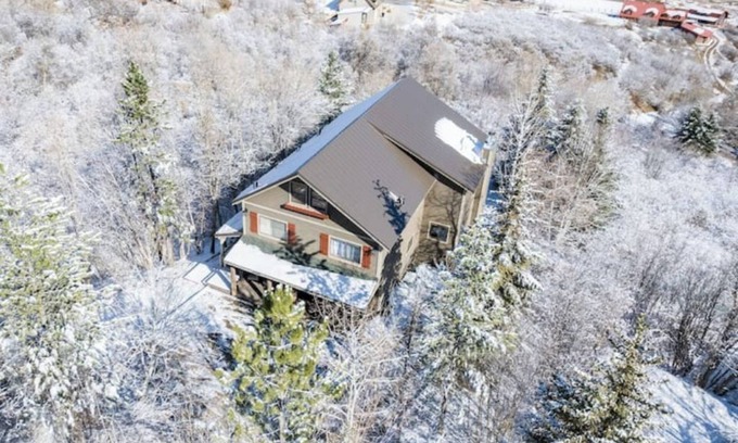 Midway Cabin | Cozy Cabin for the Whole Family!