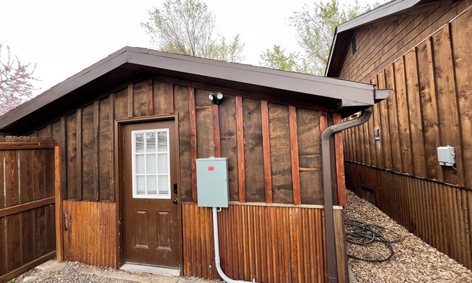Montrose House | Cozy Cabin Guest House