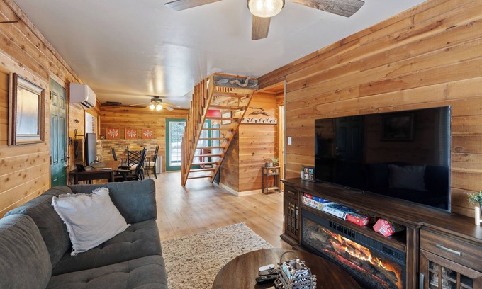 Duck Creek Village Cabin | Cozy Cabin & Hot Tub Pet Friendly with AC and Fast WiFi in Duck Creek Village