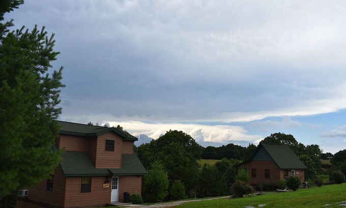 Walnut Shade Cabin | Cozy Cabin; hot tub; brkfst; pool; minutes from Branson!