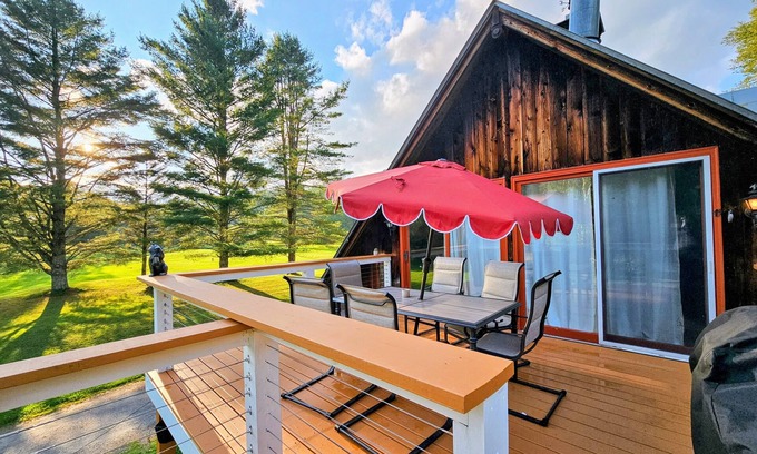 Hancock Cabin | Cozy cabin > Hottub, WiFi, AC. Easy access to outdoors activities year around