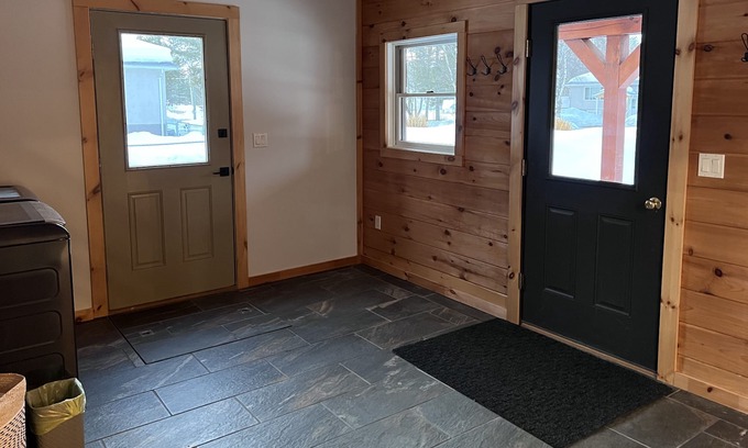 Quesnel House | Cozy Cabin in city limits