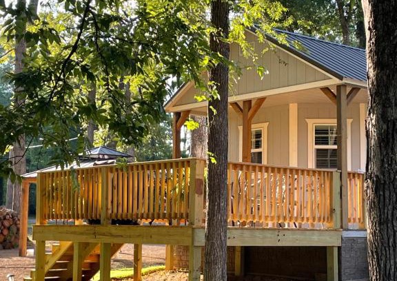 Avinger House | Cozy Cabin in Crestwood Subdivision