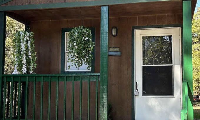 Murchison Cabin | Cozy cabin in gated Lake community.