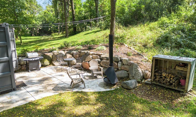 Ann Arbor Cabin | Cozy cabin in pleasant Ann Arbor with AC, WiFi