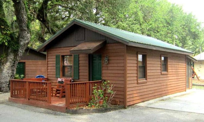 Lake Panasoffkee Cabin | Cozy Cabin in riverfront resort