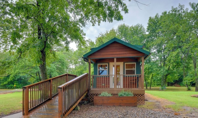 Sallisaw Cabin | Cozy Cabin in Sallisaw w/ Patio: Pets Welcome!