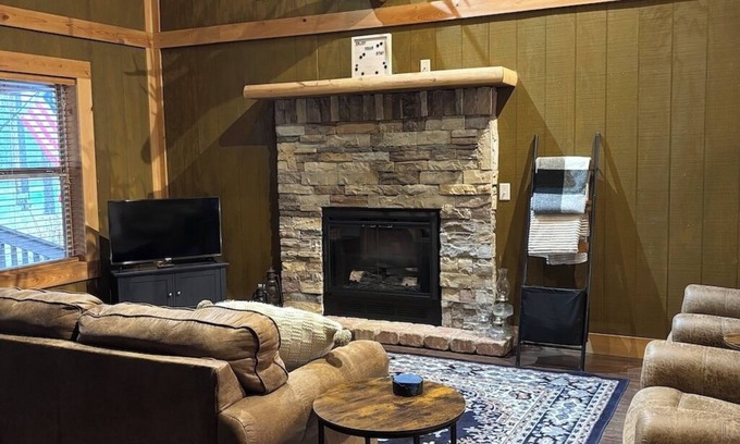 Manor Cabin | Cozy Cabin In The Pines