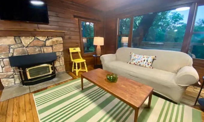 Waneta Cabin | Cozy Cabin in the Woods Near Berea