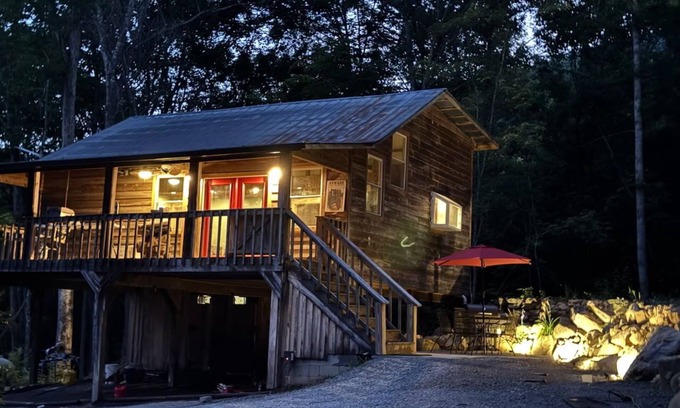 Speedwell Cabin | Cozy cabin in welcoming Speedwell with WiFi, AC