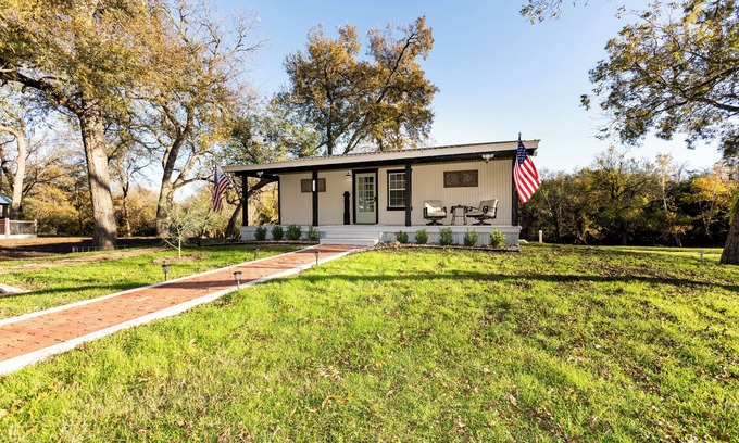 Belton Cabin | Cozy cabin in welcoming Belton with WiFi, AC