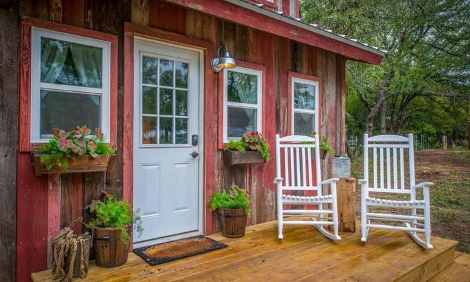 Waco House | Cozy Cabin Little Red Hen 12 min to Magnolia