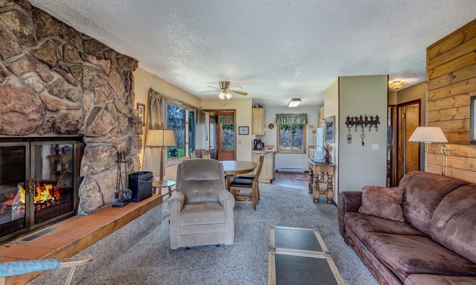 Clark Cabin | Cozy cabin near fishing, hiking, mountains, lakes, and snowmobiling!