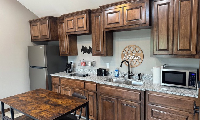 Lawton Cabin | Cozy cabin near Medicine Park with AC, WiFi