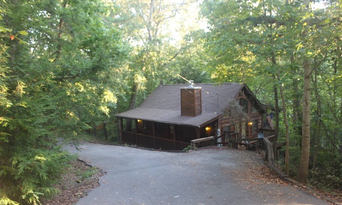 Gatlinburg - Pigeon Forge Cabin | Cozy Cabin Near Pigeon Forge