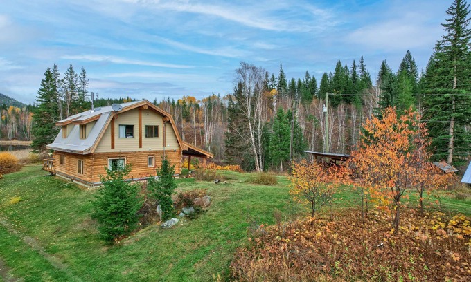 Thompson-Nicola Regional District Cabin | Cozy Cabin on 77 acres with Private Lake - Pet Friendly!