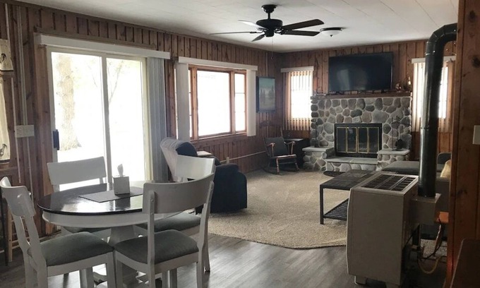 West Branch House | Cozy Cabin on Clear Lake