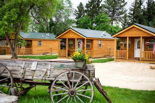 Dayton House | Cozy Cabin Perfect for a Romantic Escape with BBQ in Dayton, Wyoming