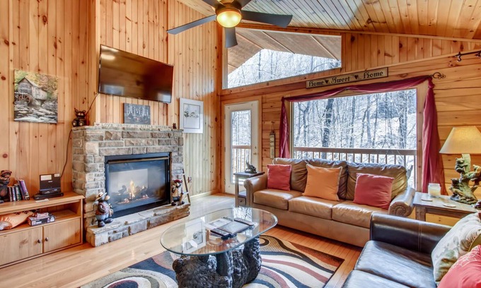 Gatlinburg - Pigeon Forge Cabin | COZY CABIN RETREAT at the entrance of National Park, HotTub, secluded, fireplace