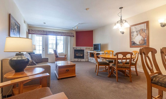 Oro-Medonte Condo | Cozy Cabin Retreat Steps to Trails, Hike, Snowshoe