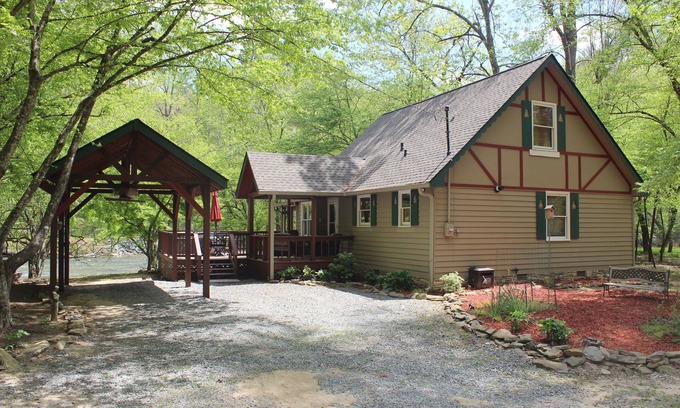 Ellijay Cabin | Cozy cabin right on Coosawatee River w/Hot Tub, Pet-Friendly, Hiking, Wineries