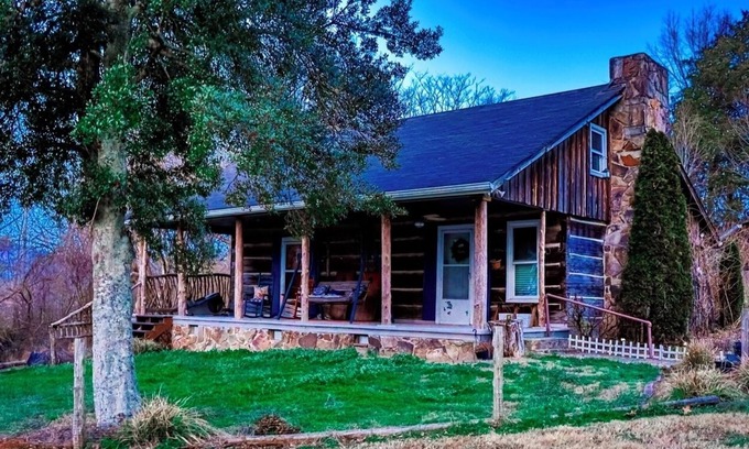 McMinnville Cabin | Cozy Cabin settled in the Foothills of the Cumberland Plateau. Hike,Kayak,fish