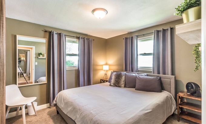 Sioux Falls House | Cozy Cabin Spa - nestled in calm neighborhood