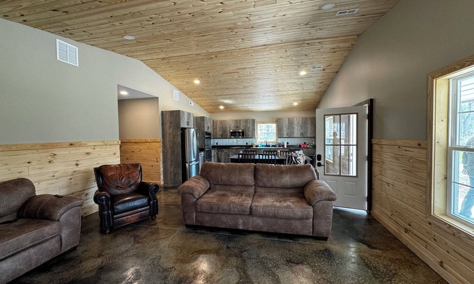 Equality Cabin | Cozy Cabin that joins Shawnee Forest and 15 minutes from Garden of Gods.