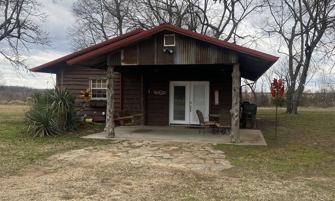 Idabel Cabin | Cozy cabin w/fire pit, close town with a country feel & 20 min from Hochatown!