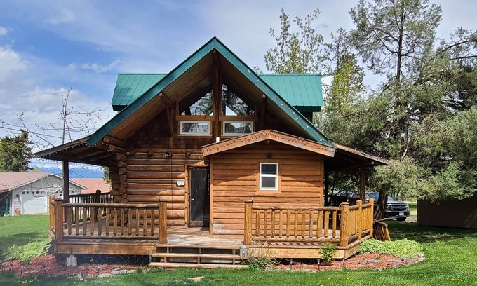 Lakeside Cabin | Cozy Cabin w/firepit, 5 min walk to beach. (pet friendly!)