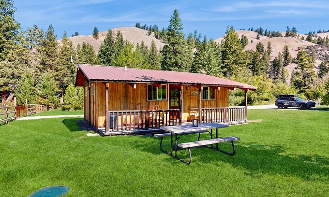 Sula Cabin | Cozy cabin w/full kitchen on shared acreage, perfect for hiking & fishing
