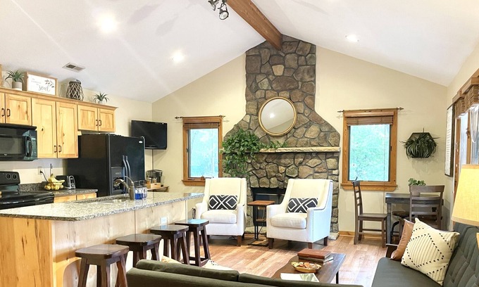 Holladay Cabin | Cozy Cabin w/HOT TUB minutes from Canyons and skiing