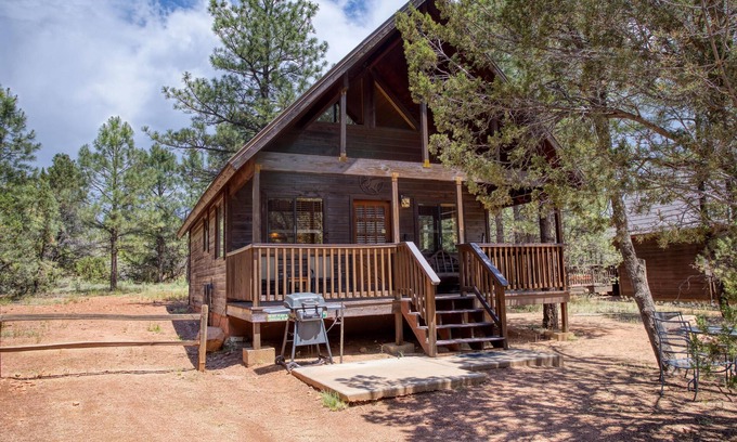 Heber Cabin | Cozy cabin w/loft, private hot tub, near Bison Ranch, sleeps 6