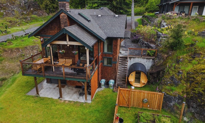 Bowen Island Cabin | Cozy Cabin w/Private Sauna, Cold Tub, Fire & Ocean View (10 min walk to beach)