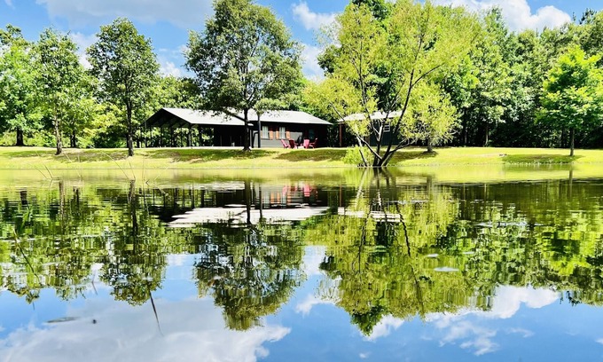 Murfreesboro Cabin | Cozy cabin w/private pond & firepit. 3 miles to lake & 12 to Crater of Diamonds