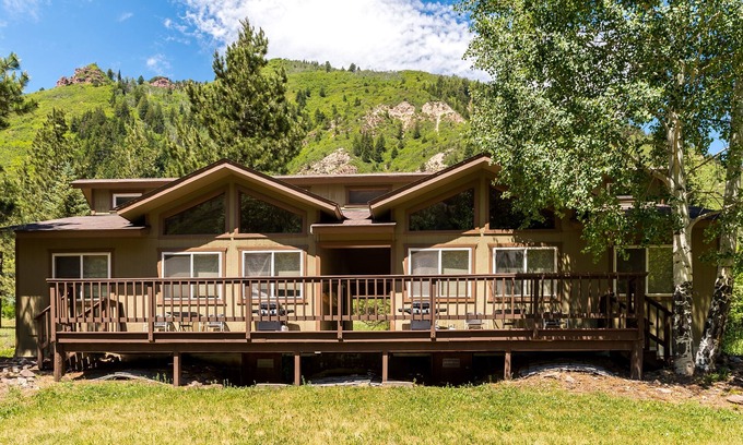 Carbondale Cabin | Cozy cabin w/shared natural hot spring hot tub - nature preserve across river